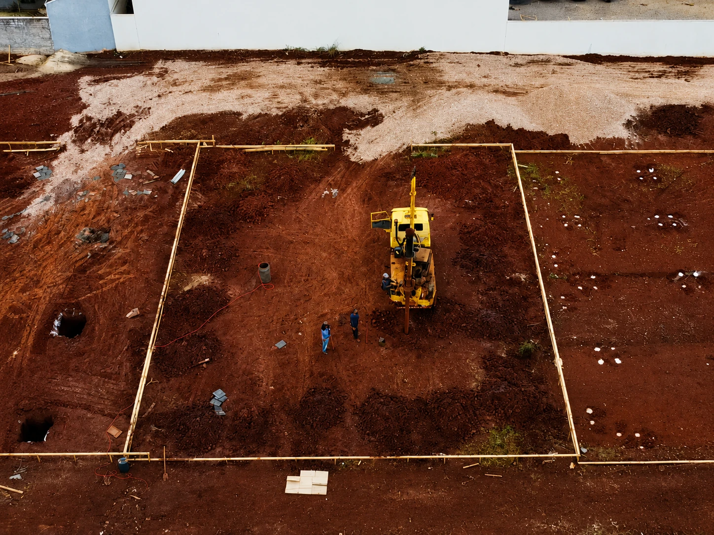 Visão aérea do canteiro de obras e perfuração